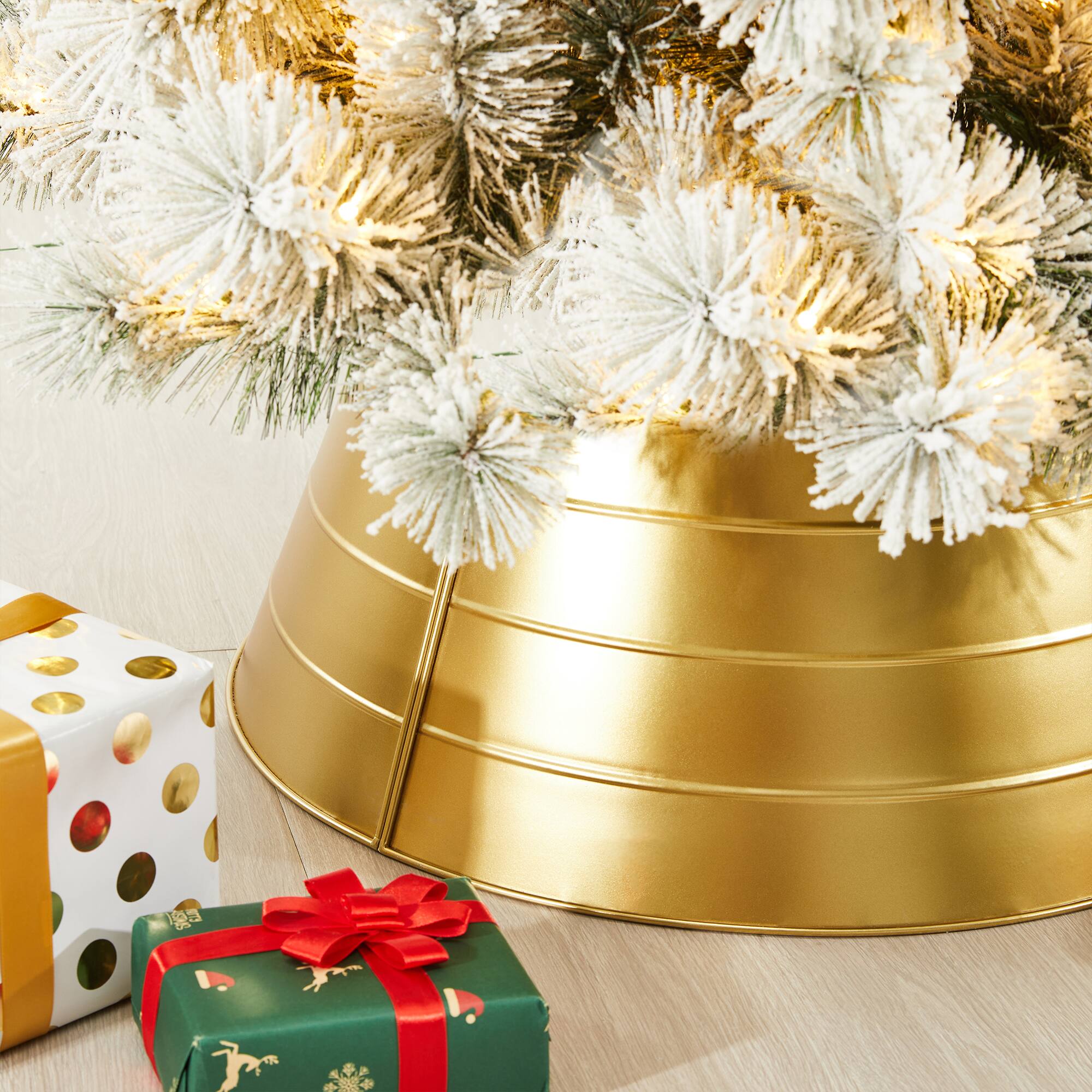 Glitzhome® 22" Christmas Painted Gold Metal Tree Collar